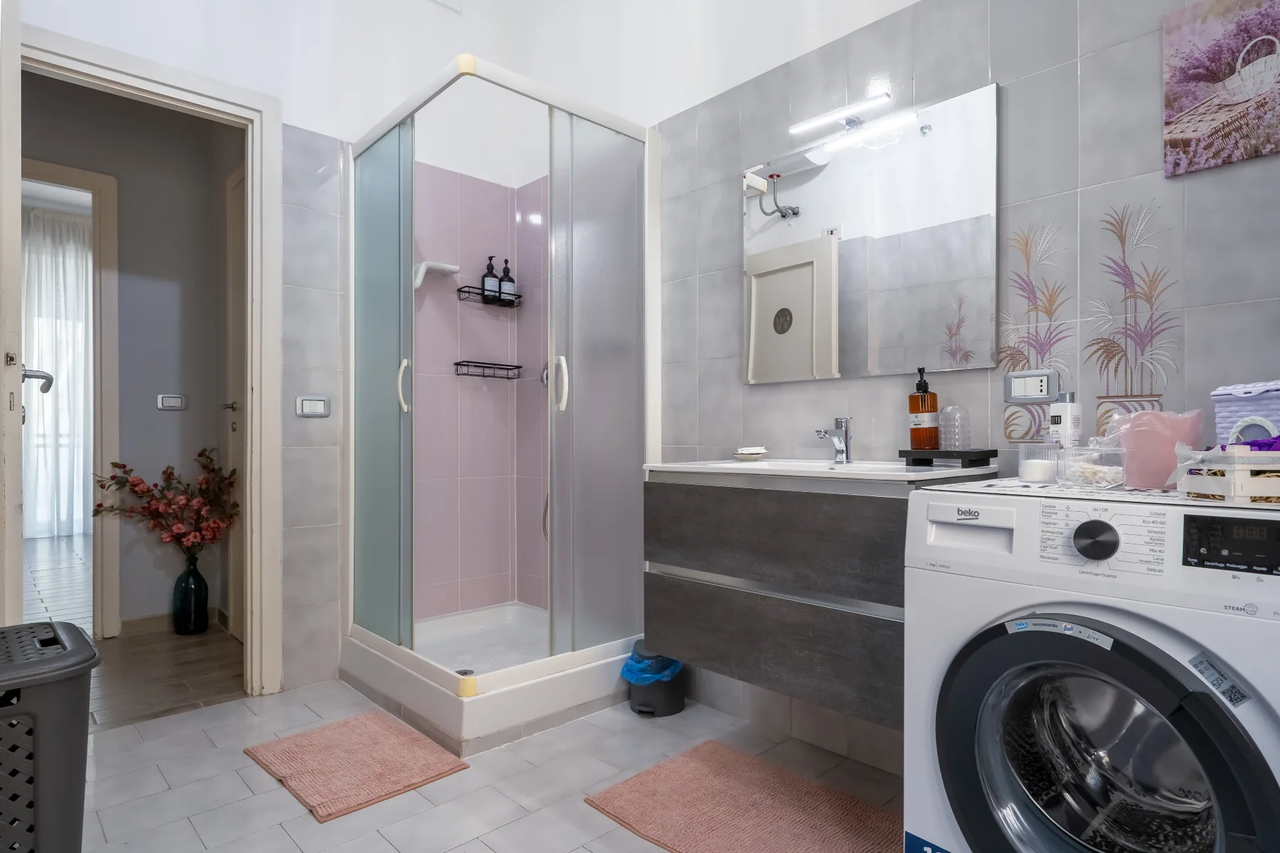 Bagno con doccia e lavatrice