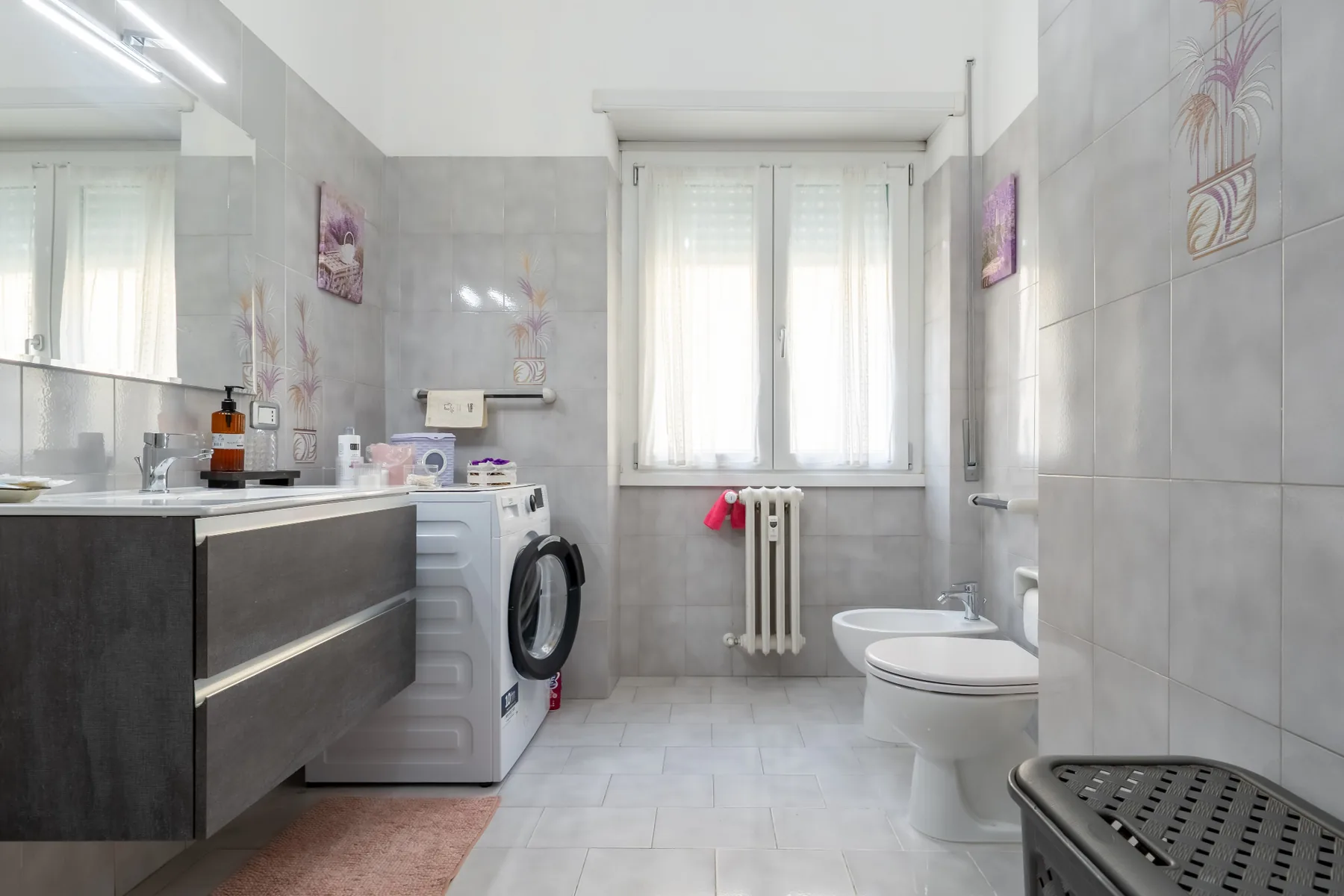Bagno luminoso con finestra