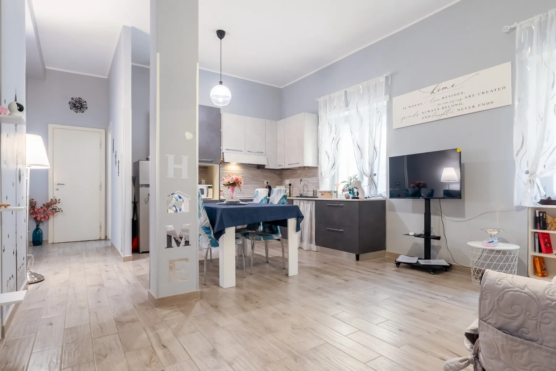Soggiorno con cucina open space di Oasi di Manu a Roma